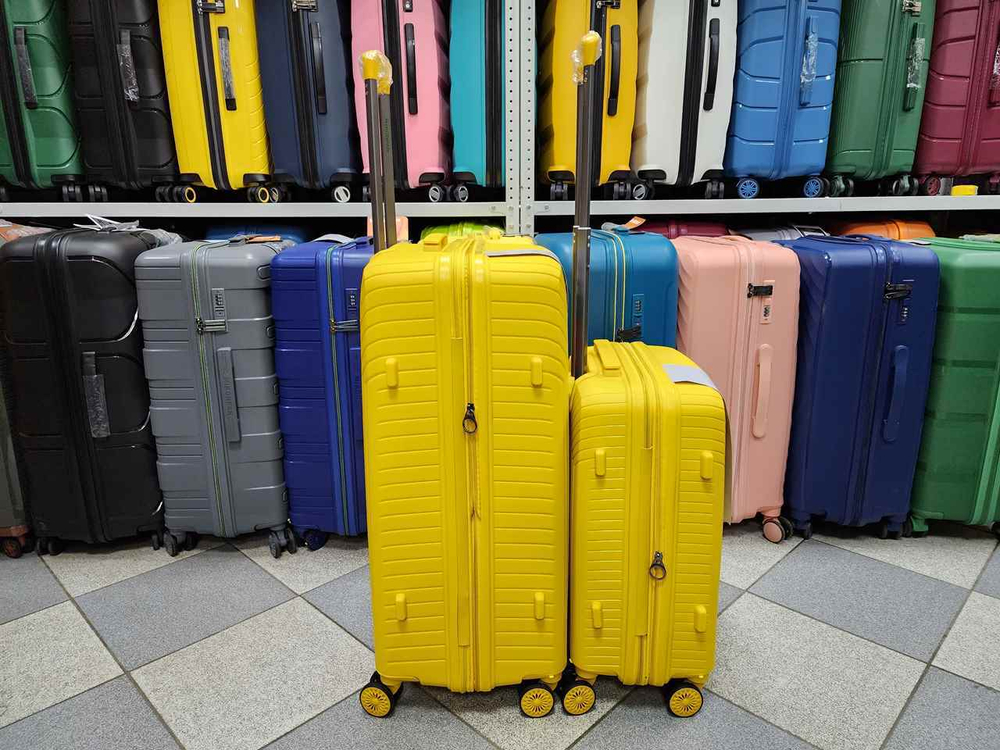 Чемодан Средний (М) полипропилен "Mironpan" съёмные колёса