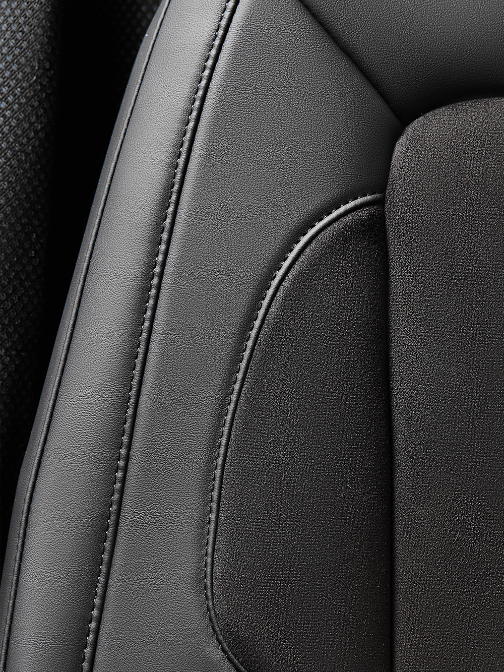 Чехлы Люкс VOLVO FH-13 после 2018 года: водитель от сиденья, пассажир от стойки кабины (один вырез под ремень) (экокожа, черный, черная вставка)