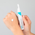 Увлажняющий крем для контура глаз против отеков Diego Dalla Palma Eye Contour Cream With Hyaluronic Acid and a Cocktail of Vitamins 15мл