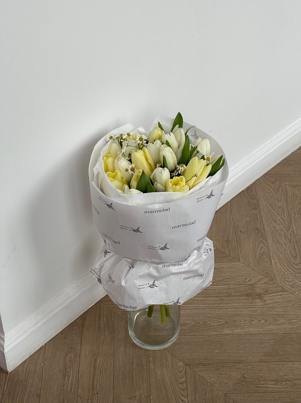 Букет из 21 белых, лимонных тюльпанов и ромашек