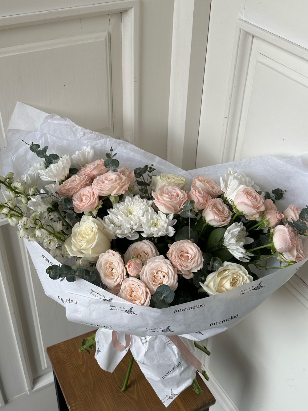 Букет сборный с кустовыми пионовидными розами,эвкалиптом и дельфиниумом