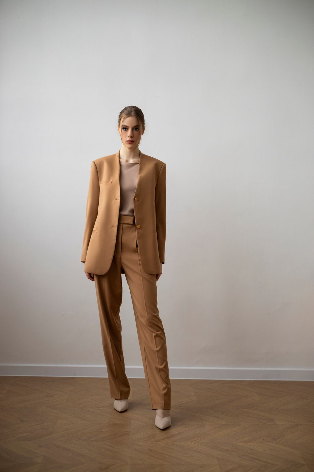 Пиджак без лацканов бежевый