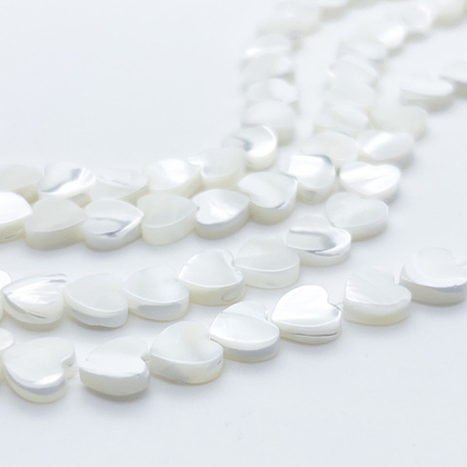 Перламутр Сердце, размер около 8-8,5 мм, цена за отрезок 19 см (1/2 нити)