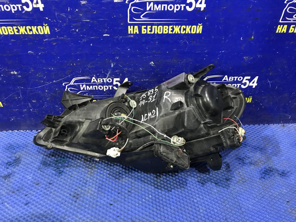 Фара передняя правая TOYOTA IPSUM 2001-2003