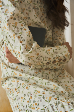 Платье с широкими манжетами