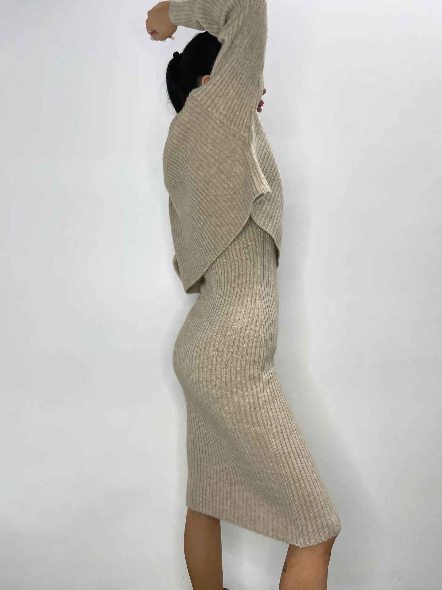 Костюм трикотажный LJHY 01 из прямого платья и укороченного свитера с горлом\Бежевый шоурум