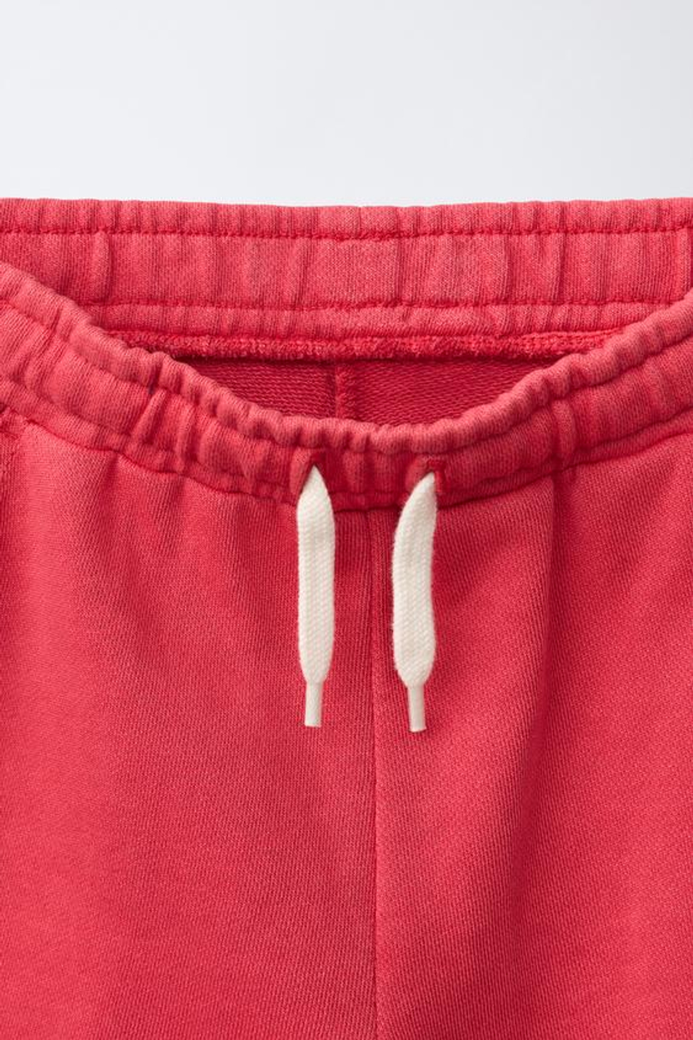 ZARA ШОРТЫ ИЗ МЯГКОЙ ТКАНИ С ГРАФФИТИ, НАСЫЩЕННЫЙ КРАСНЫЙ
