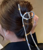 Блестящий краб-зажим для волос. Петля усиленная с двумя полосками из страз и подвесками. Цвет серебро.