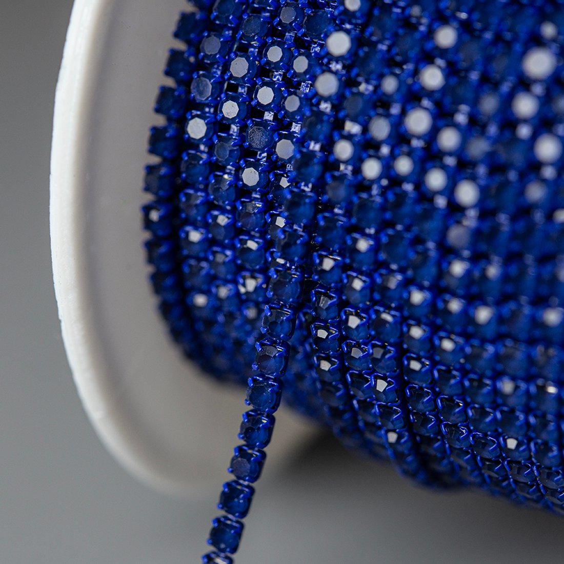 Матовая стразовая цепь, 2мм, темно-синий кристалл в синих цапах