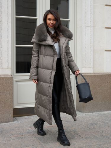 Длинный коричневый пуховик с воротником из песца