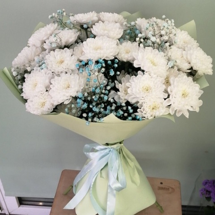 Букет кустовых хризантем с гипсофилой