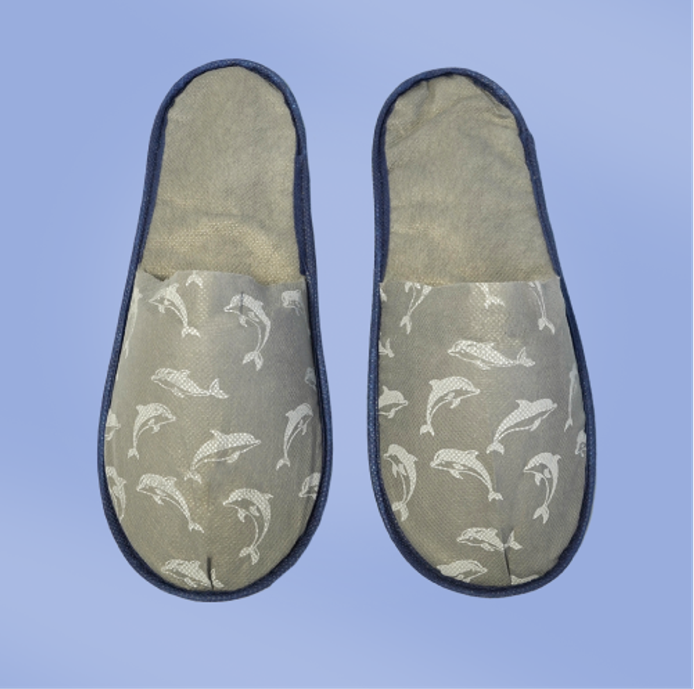 Тапки спанбонд, закрытый мыс (100 пар) одноразовые, дельфины, тематические УЗО, серые, темно-синяя окантовка