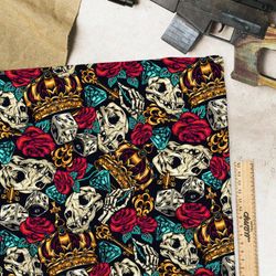 Ткань флис кости, розы, бриллианты и короны на чёрном фоне
