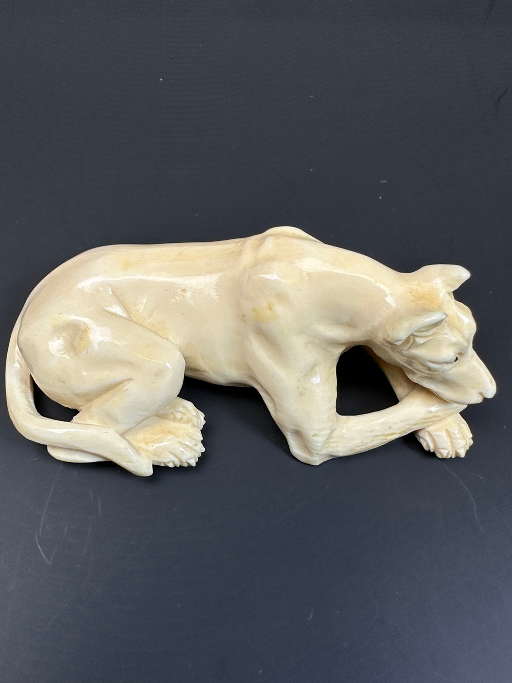 Резная фигура из кости «Лежащая собака»