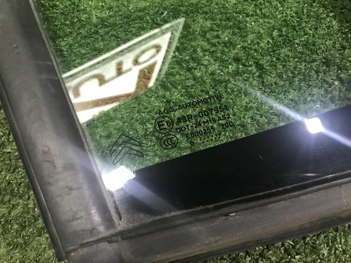 Форточка двери передняя правая Citroen DS3 (2009-2015)