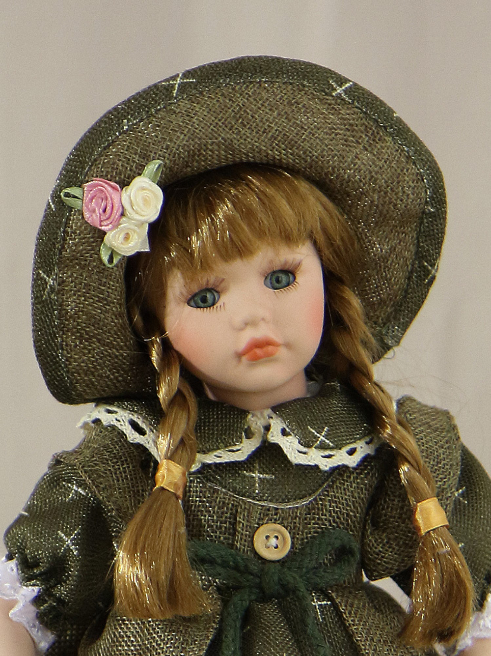 Кукла фарфоровая 12' на подставке