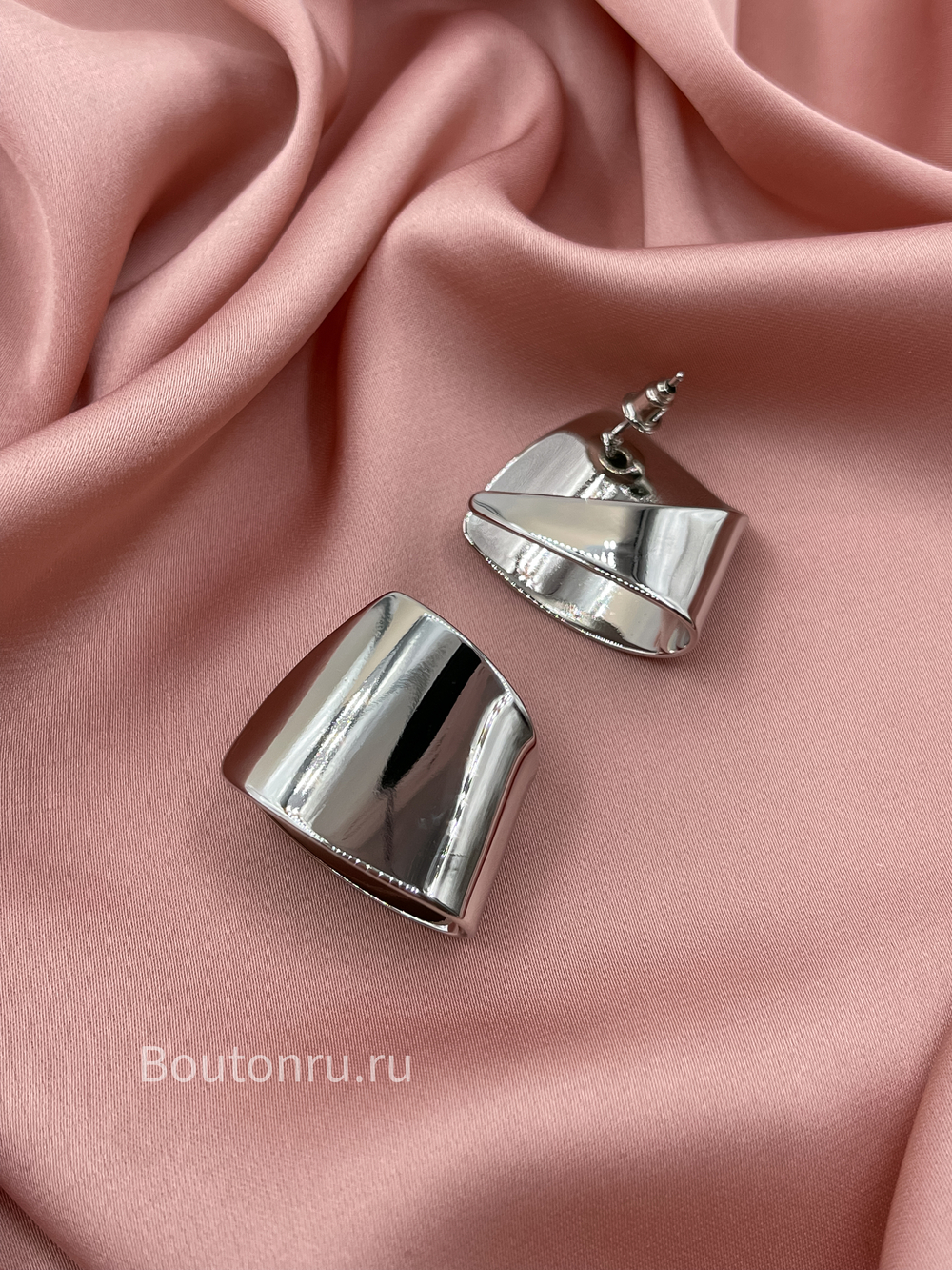 Серьги серебристые плоские изогнутые