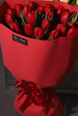 Красные тюльпаны в авторском оформлении от Флора Маркет