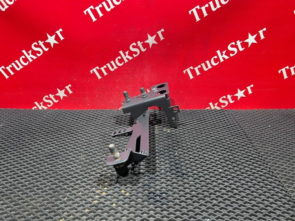 Кронштейн клапана стояночного тормоза