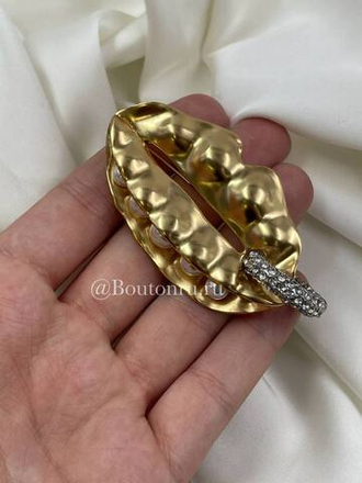 Брошь Скиап "Губы с пирсингом" золотистая с жемчугом и стразами