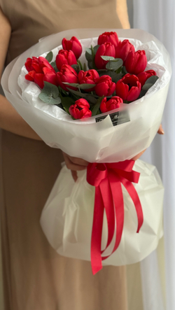 Красные тюльпаны премиум сорта и эвкалипт в воздушном оформлении от Флора Маркет