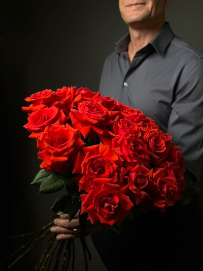 Алые розы сорт «Nina» (Эквадор)