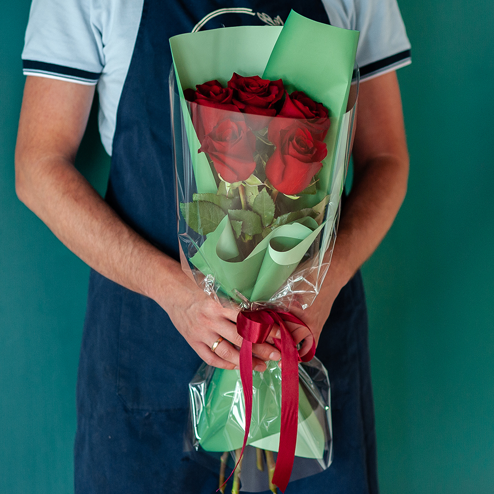 Букет из 5 красных роз Эквадор в оформлении