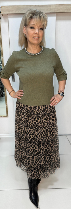 Оливковый короткий джемпер с жемчужной отделкой по горловине