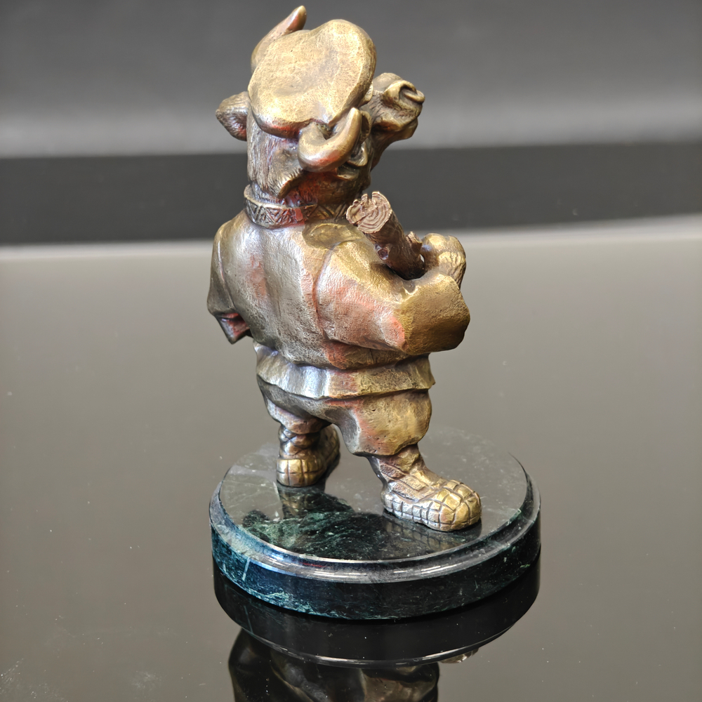 Бронзовая статуэтка "Бык с дубиной"