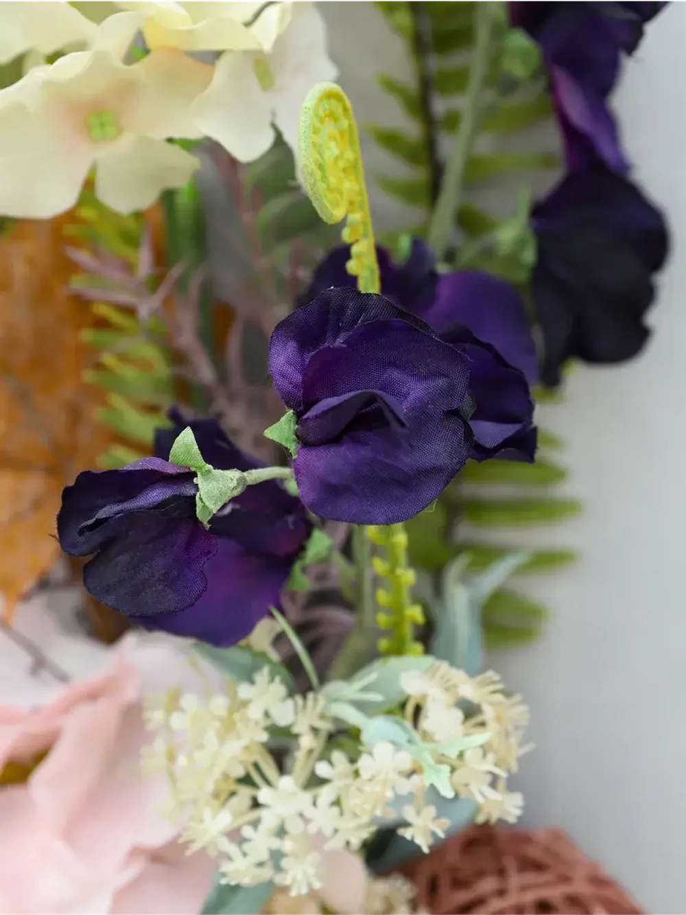 Искусственные цветы на стену в виде арки