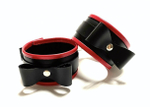 Черно-красные наручники с бантиками из эко-кожи (Цвет: черный с красным)