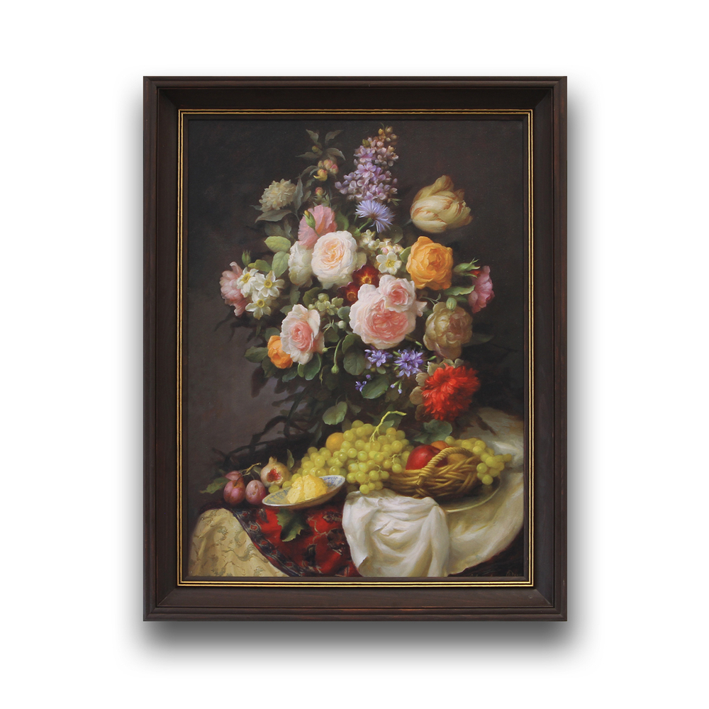 В центре натюрморта пышный букет садовых цветов — розы, пионы, тюльпаны и полевые цветы, собраны в живописную композицию. Их лепестки, написанные с трепетной детализацией, переливаются нежными оттенками — от белоснежного и персикового до глубокого бордового и лавандового.  Сочные спелые фрукты добавляют красок натюрморту: виноград с матовым налётом, персики с бархатистой кожицей, сливы с сизым отблеском. Они создают контраст мягкой цветочной нежности и сочной, почти осязаемой плоти плодов.  Ткани ниспадают мягкими живописными складками, добавляя композиции объём и глубину. Свет из незримого источника, выделяет лепестки цветов и фрукты, создавая игру света и мерцание теней в складках тканей.  Эта картина — гимн прекрасному, она словно приглашает замедлиться, любоваться, вдыхать аромат цветов и ощущать тепло летнего дня. Идеальна для интерьера в классическом, винтажном или французском стиле, добавляя пространству утончённости и вневременного очарования.