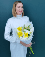 Весенний букет из нарциссов и белых тюльпанов(00454)