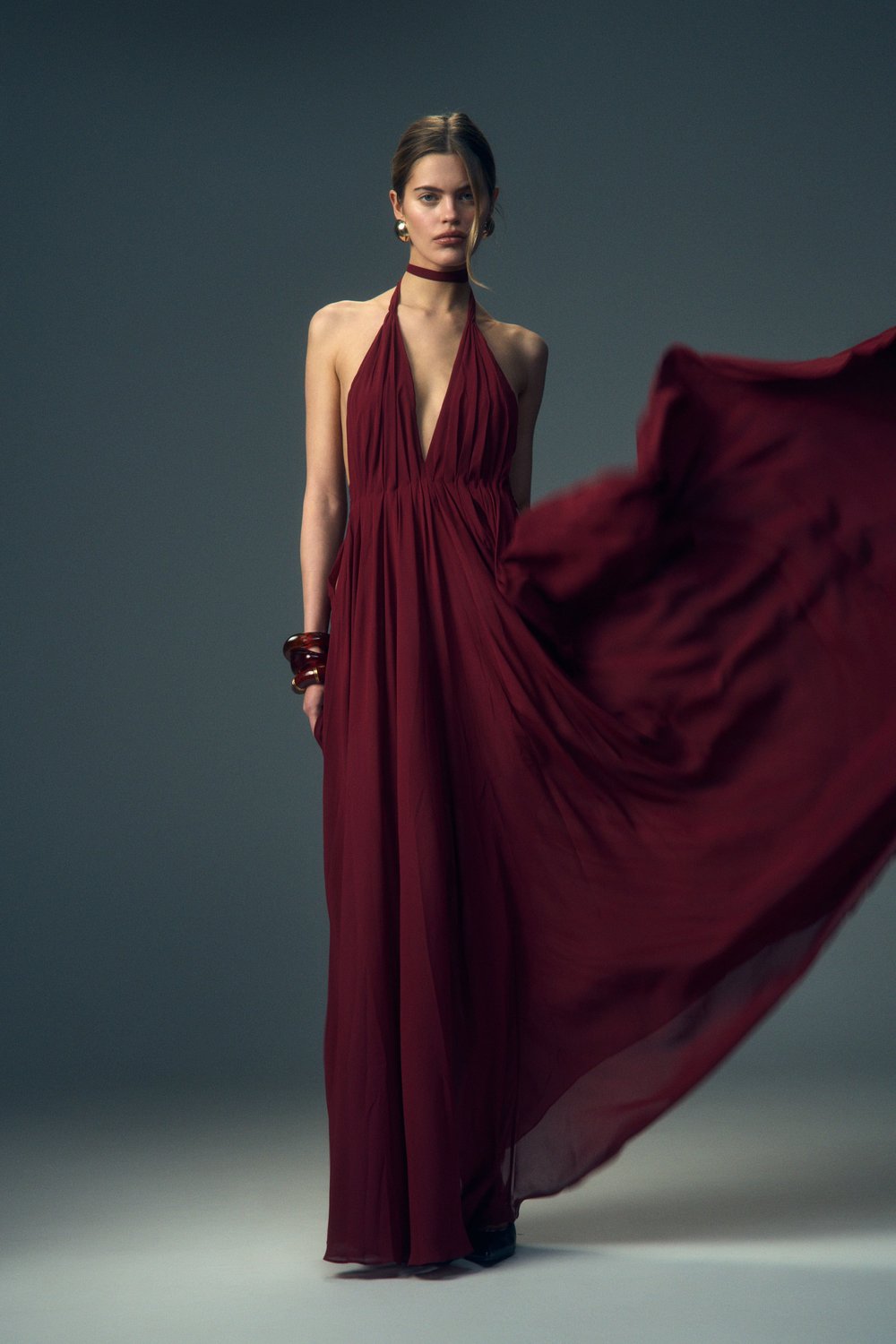 Платье с открытым декольте, Бордовый