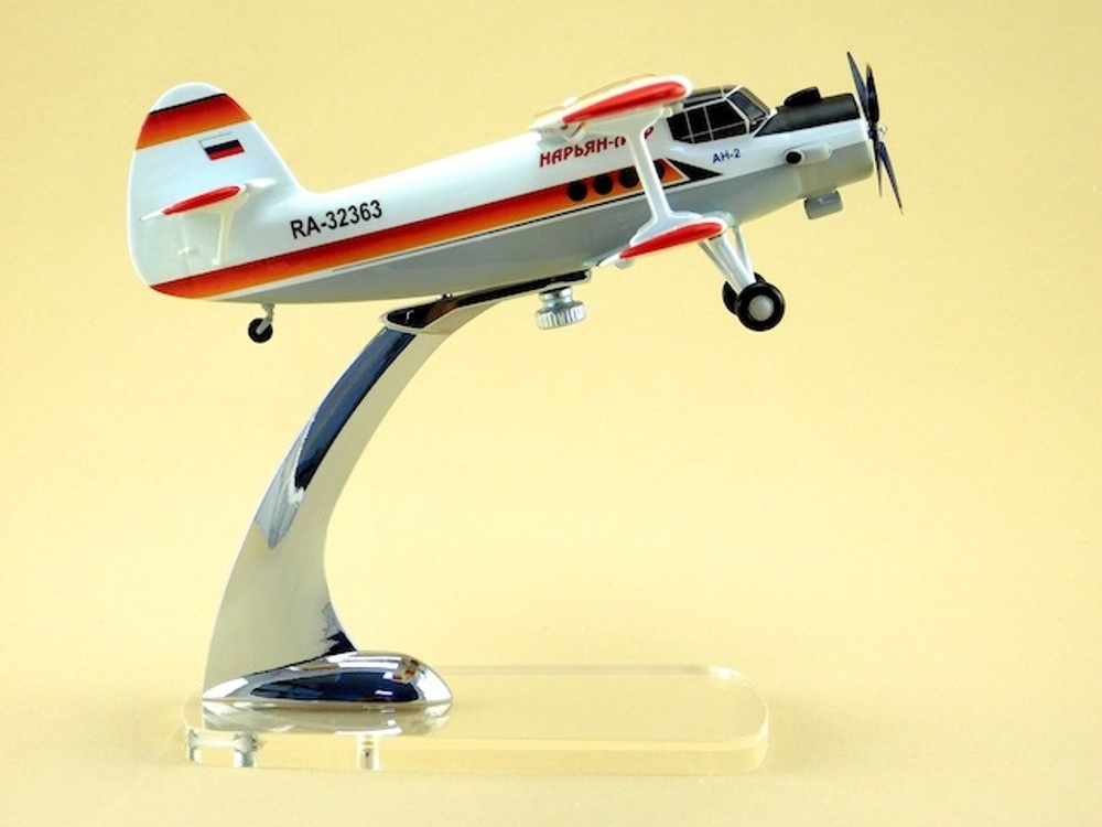 Модель самолета Ан-2 (М1:72, Нарьян-Марский объединенный авиаотряд)
