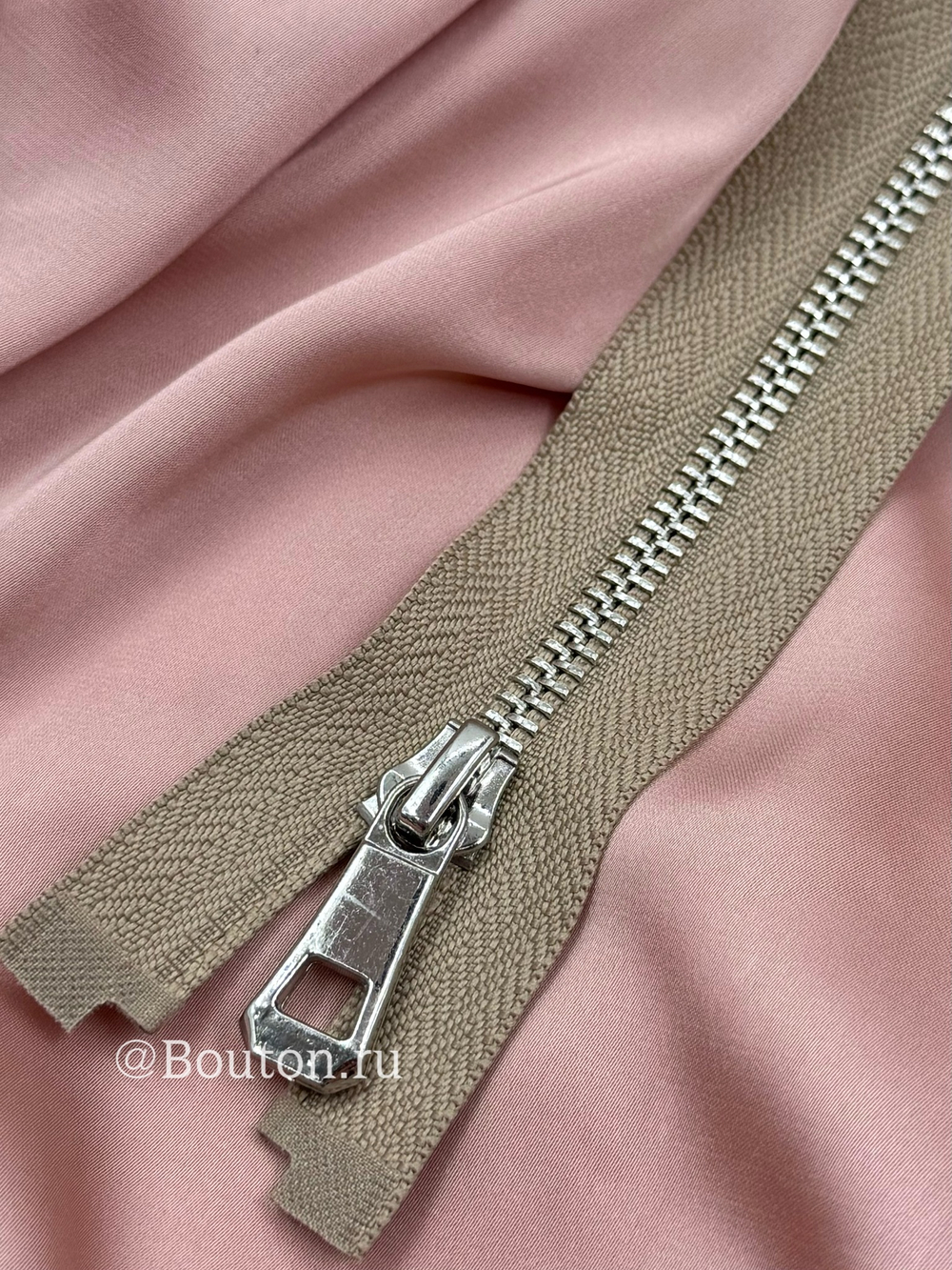 Молния бежевая серебро