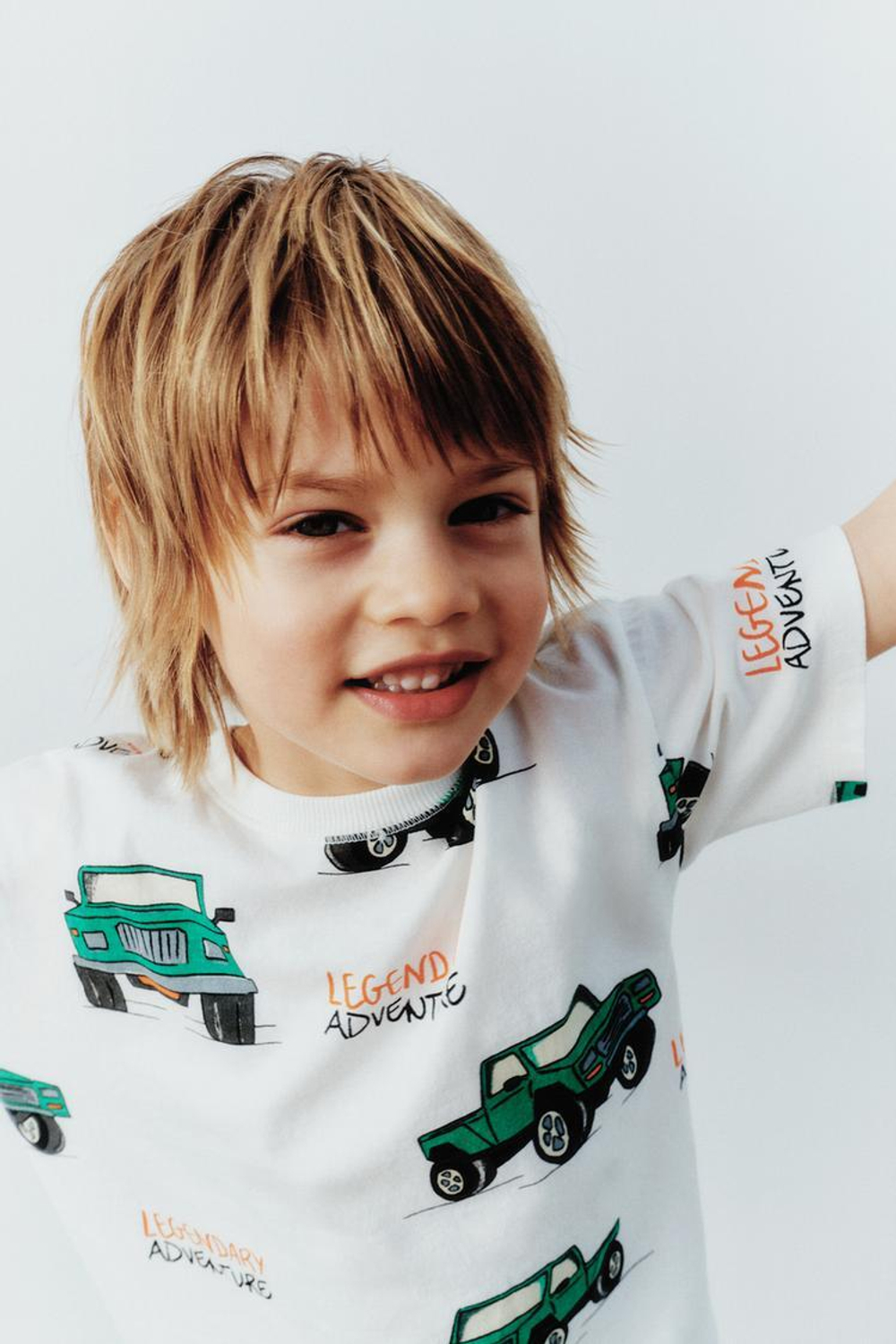 ZARA ФУТБОЛКА С ПРИНТОМ “МАШИНЫ”, ЖЕЛТОВАТО-БЕЛЫЙ