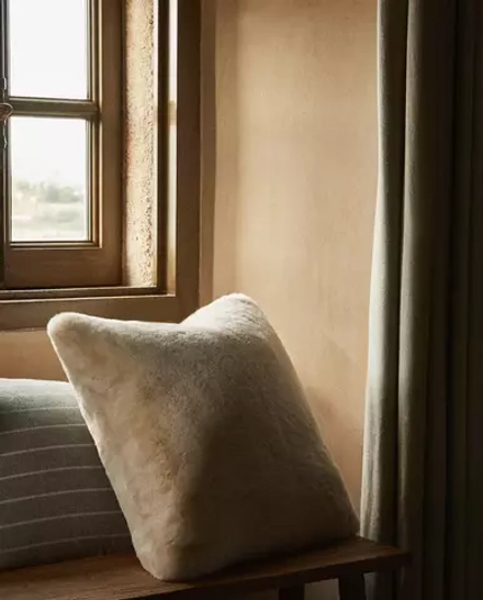 ZARA HOME МЕХОВОЙ ЧЕХОЛ НА ПОДУШКУ, ЖЕЛТОВАТО-БЕЛЫЙ