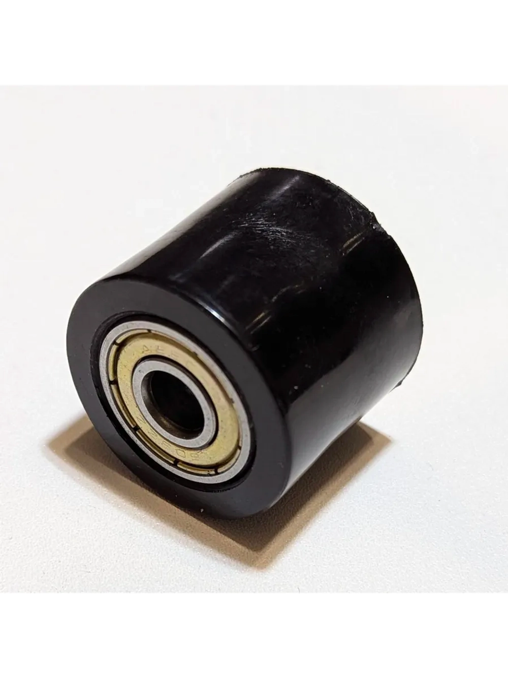 t t Ролик натяжителя приводной цепи гладкий 8mm