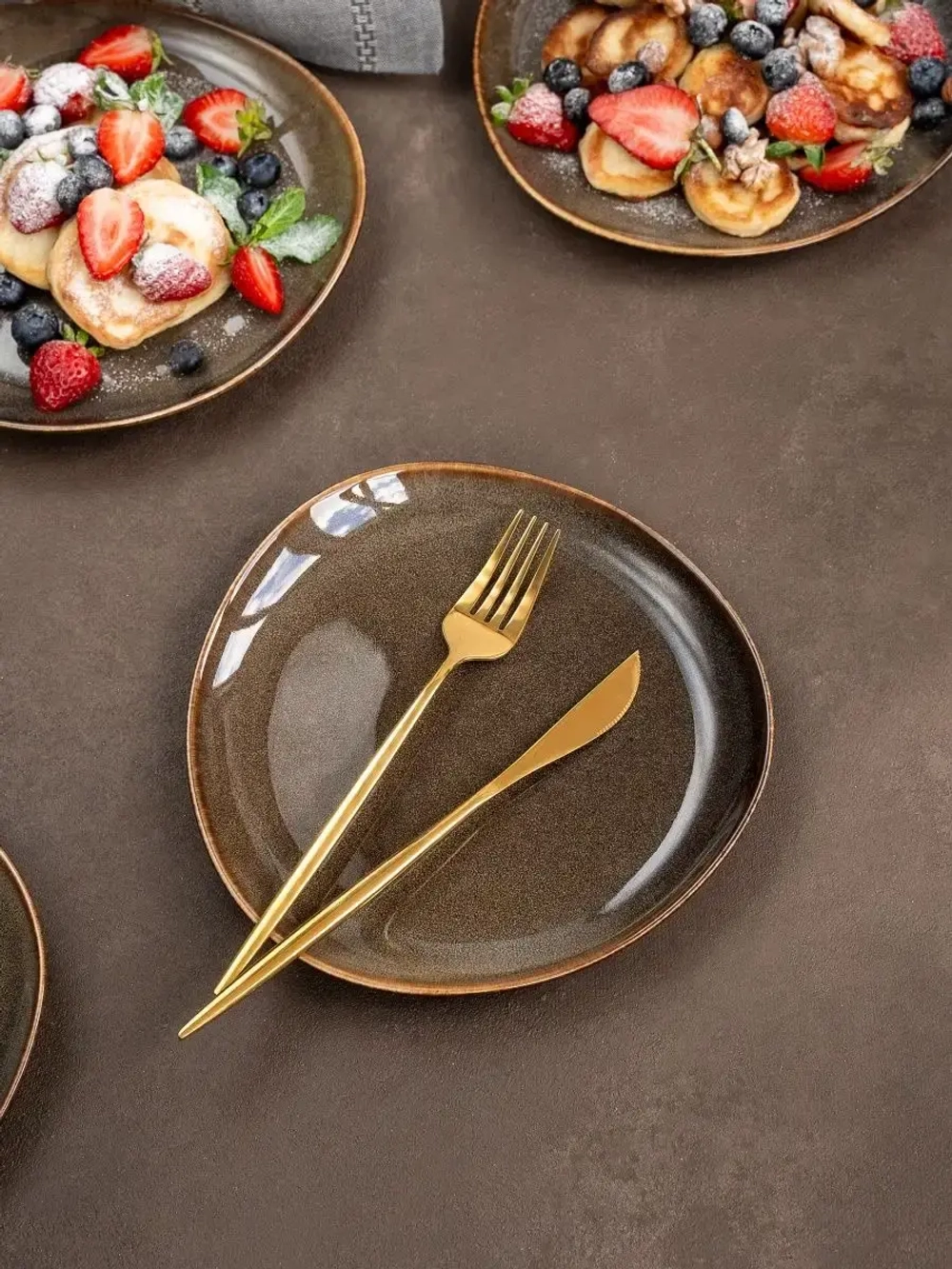 Набор посуды 2 тарелки коричневые треугольные плоские 21 см