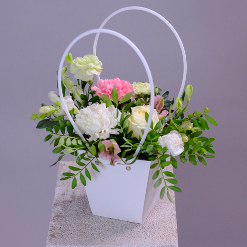 Купить Нежная композиция из живых цветов в сумочке #107