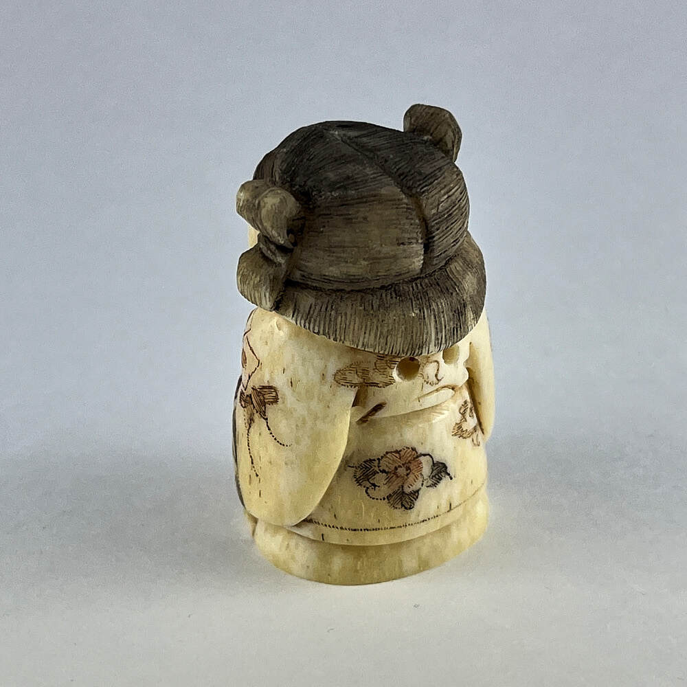 Статуэтка нэцкэ Девочка "Карако" с цветами