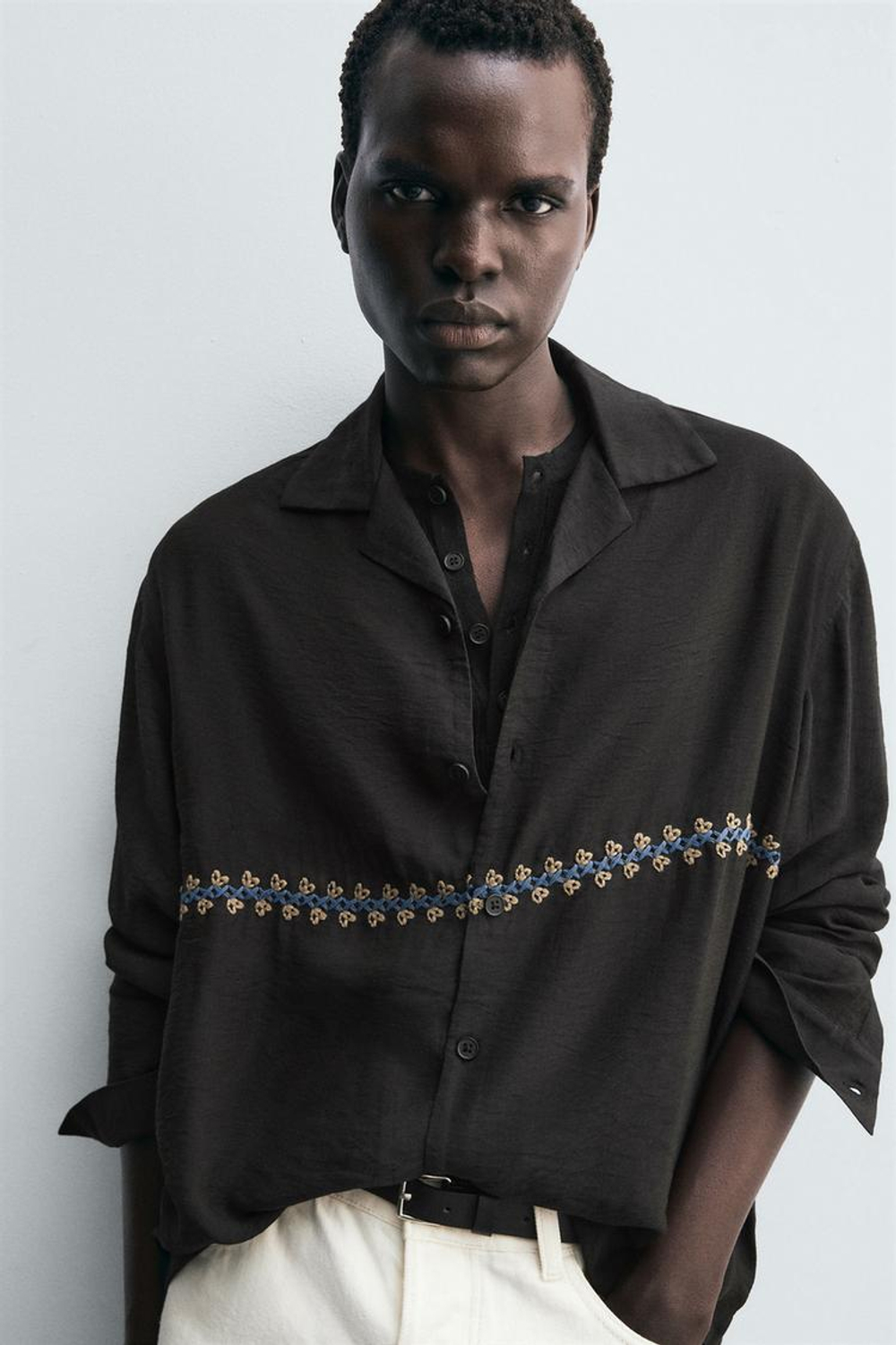 ZARA РУБАШКА СТРУЯЩЕГОСЯ ПОКРОЯ С ГЕОМЕТРИЧЕСКОЙ ВЫШИВКОЙ, АНТРАЦИТОВО-СЕРЫЙ