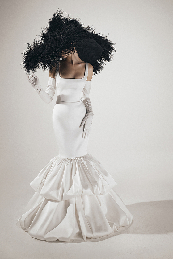 Платье макси из атласа с открытой спиной