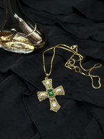Кулон крест с жемчугом, цирконами и зеленым кристаллом, оттенок золото