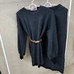 Вязаный женский костюм-двойка: джемпер с ремнем и юбка макси