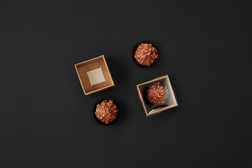 Упаковка с прозрачной крышкой для 1 конфеты.