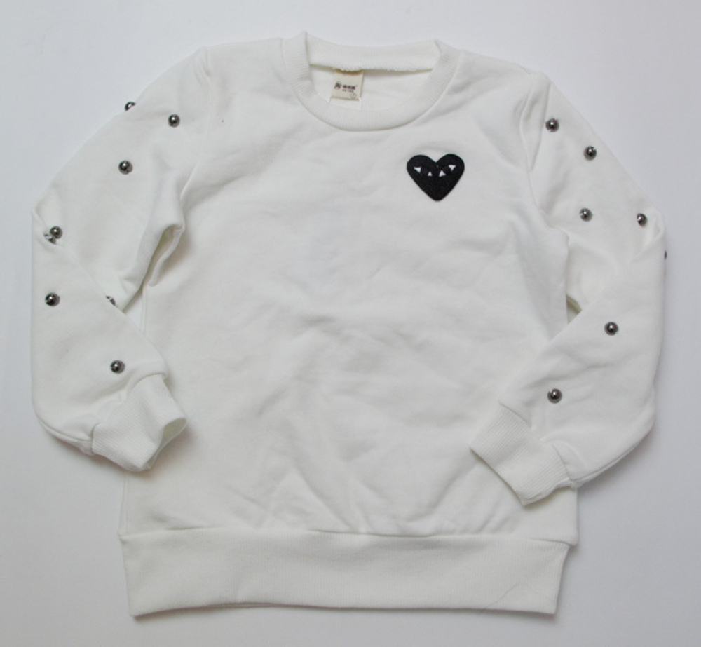 Толстовка детская с вышивкой сердца и бусинами на рукавах