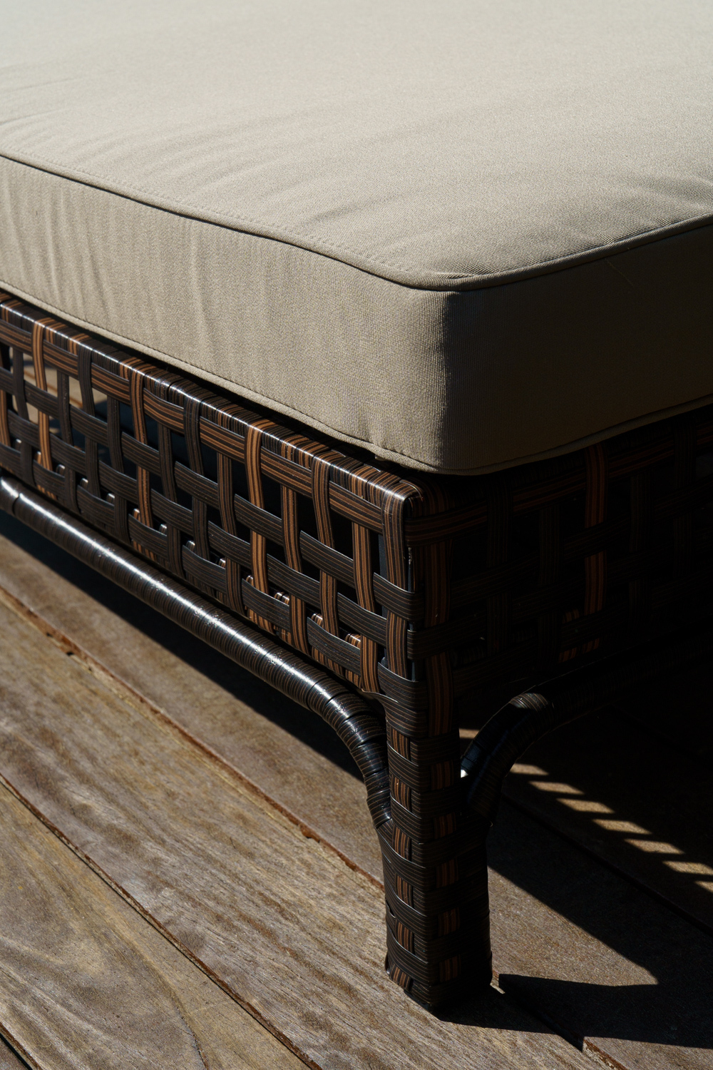 Шезлонг-лежак КОРСИКА (с подушкой) из искусственного ротанга .