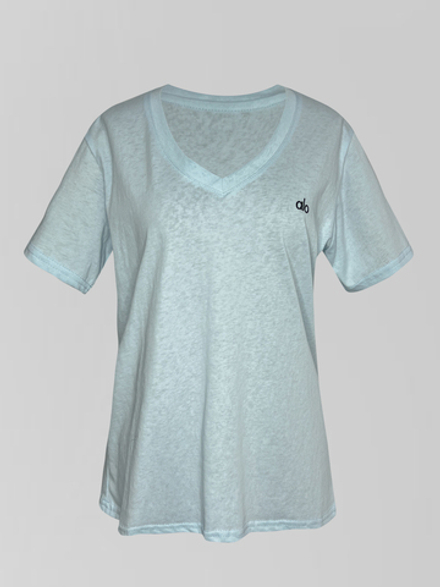 Футболка JY 377 с V-образным вырезом однотонная с логотипом на груди